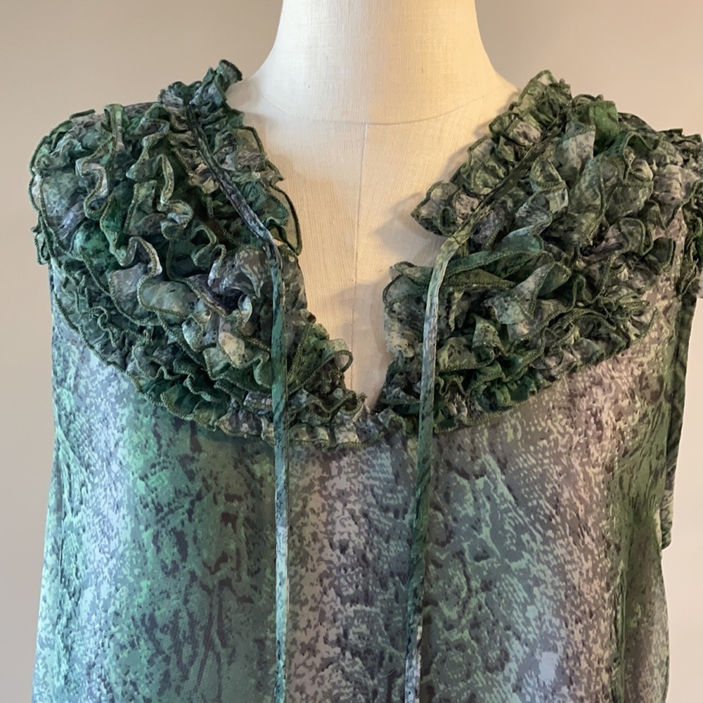 NWOT WOMEN’S RUFFLED sleeveless BLOUSE green snakeskin pattern neck tie L - Picture 3 of 16